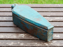 Carica l&#39;immagine nel visualizzatore di Gallery, scatolina portatikka, portaspezie indiana in legno. scatolina con apertura scorrevole, incisa a mano, pezzo unico.  dimensioni 25x9 h7 cm   per ulteriori info o foto whatsapp 0039 3338778241 mail info@etniko.it https://www.pinterest.it/etnikobycrosato/_saved/ https://www.facebook.com/etnikobycrosato https://www.instagram.com/etnikobycrosato/