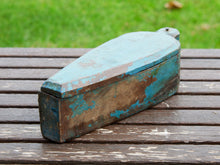 Carica l&#39;immagine nel visualizzatore di Gallery, scatolina portatikka, portaspezie indiana in legno. scatolina con apertura scorrevole, incisa a mano, pezzo unico.  dimensioni 25x9 h7 cm   per ulteriori info o foto whatsapp 0039 3338778241 mail info@etniko.it https://www.pinterest.it/etnikobycrosato/_saved/ https://www.facebook.com/etnikobycrosato https://www.instagram.com/etnikobycrosato/