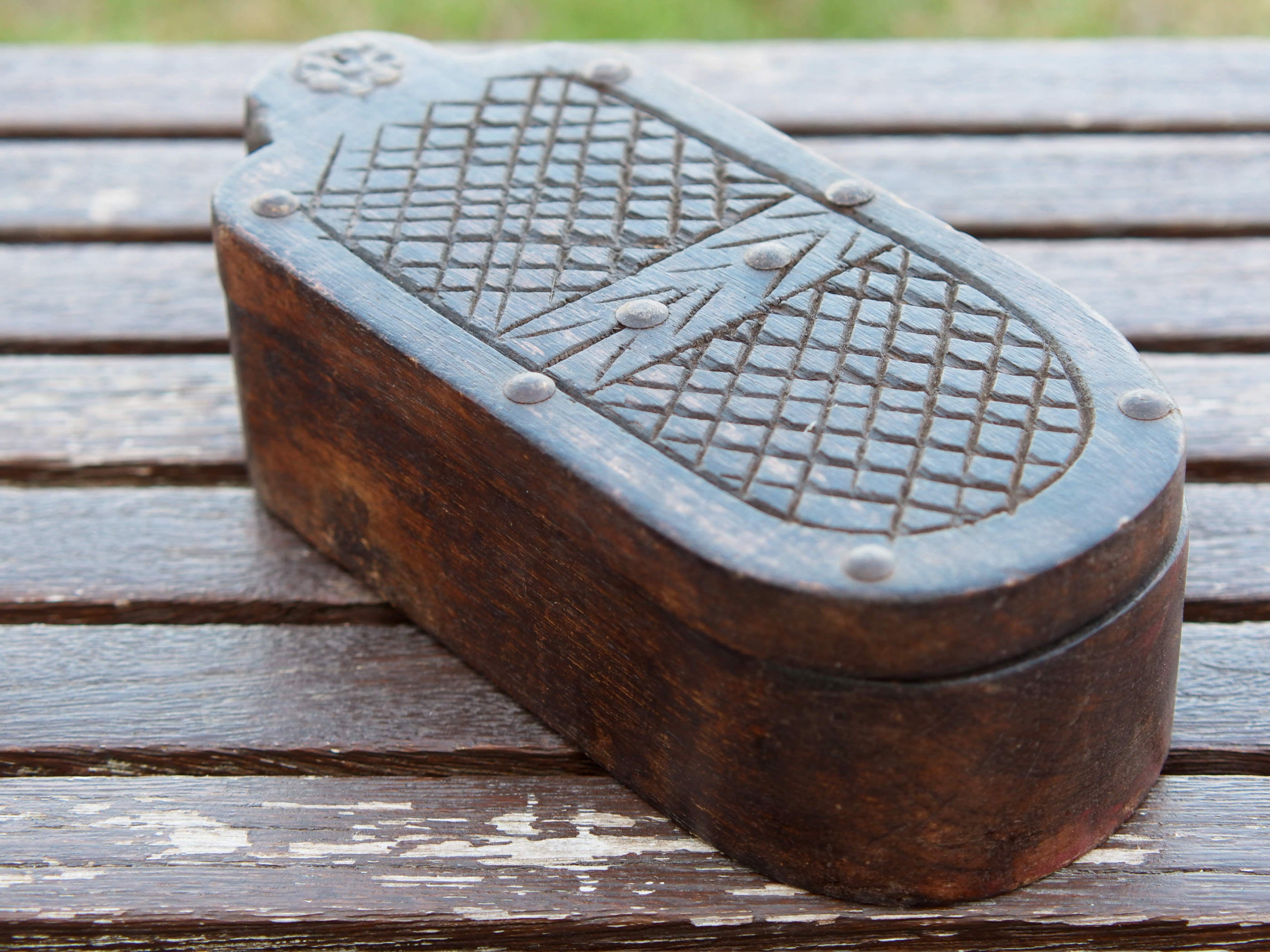 scatolina portatikka , portaspezie indiana in legno inciso .  scatolina con apertura scorrevole , incisa a mano , pezzo unico lavorato a mano .  23x10 h7cm