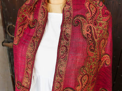 Dettaglio ravvicinato della tessitura Kaani e dei motivi a goccia in stile Paisley.