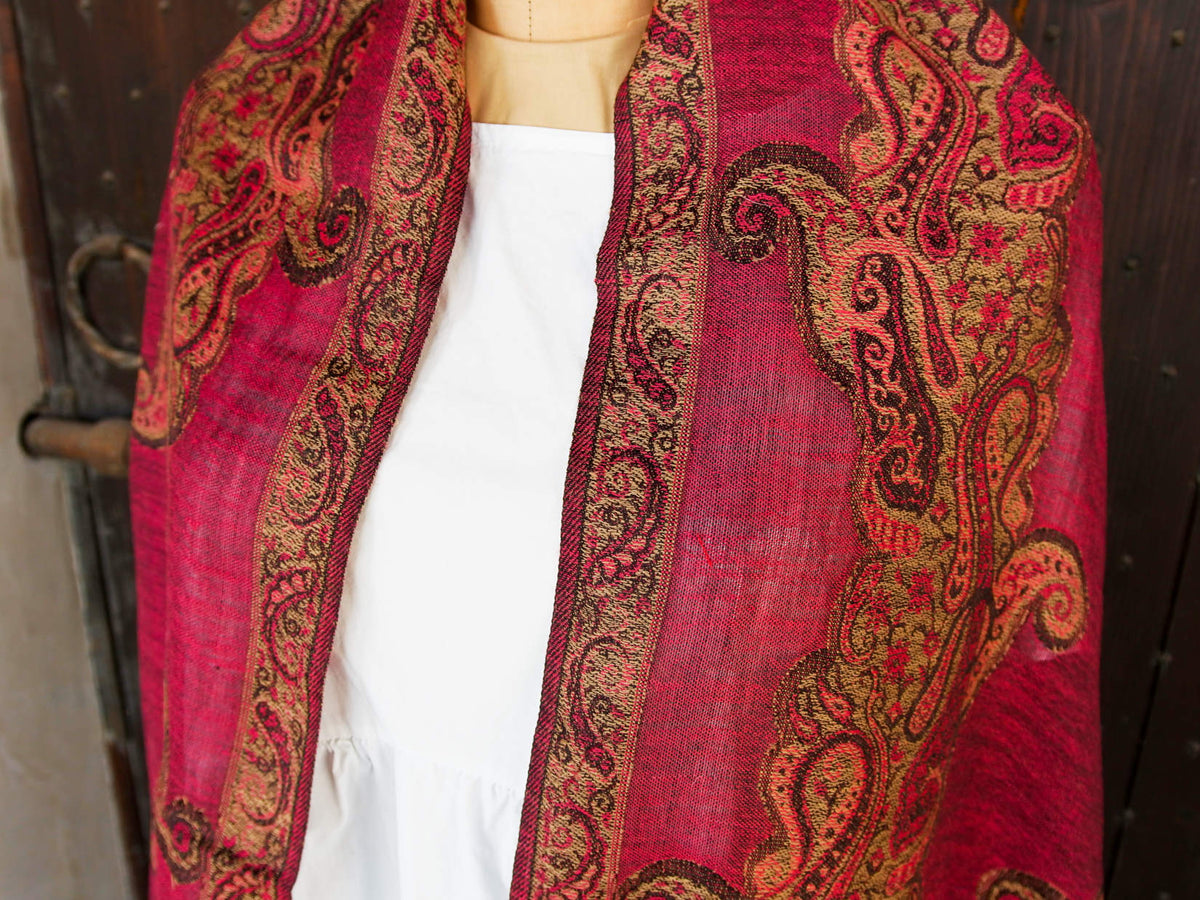 Dettaglio ravvicinato della tessitura Kaani e dei motivi a goccia in stile Paisley.