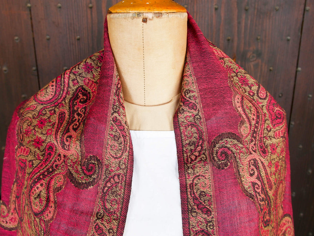 Dettaglio ravvicinato della tessitura Kaani e dei motivi a goccia in stile Paisley.