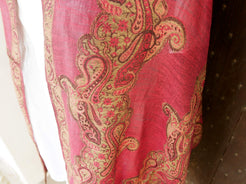 Dettaglio ravvicinato della tessitura Kaani e dei motivi a goccia in stile Paisley.