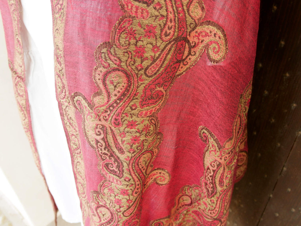 Dettaglio ravvicinato della tessitura Kaani e dei motivi a goccia in stile Paisley.