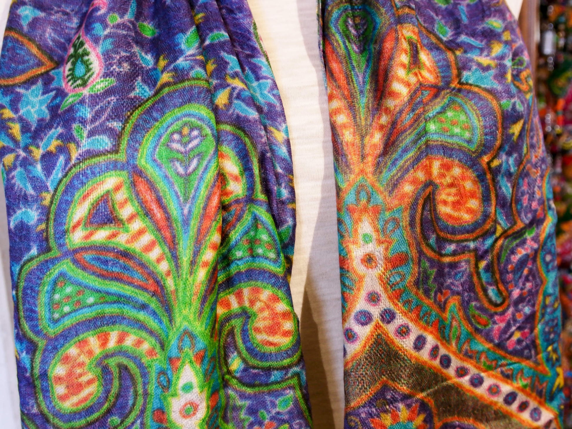 scialle in seta e cotone. pezzo unico.  peso 100grammi, dimensioni 70x200cm.