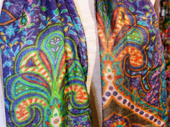 scialle in seta e cotone. pezzo unico.  peso 100grammi, dimensioni 70x200cm.