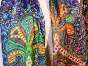 scialle in seta e cotone. pezzo unico.  peso 100grammi, dimensioni 70x200cm.