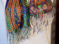 scialle in seta e cotone. pezzo unico.  peso 100grammi, dimensioni 70x200cm.