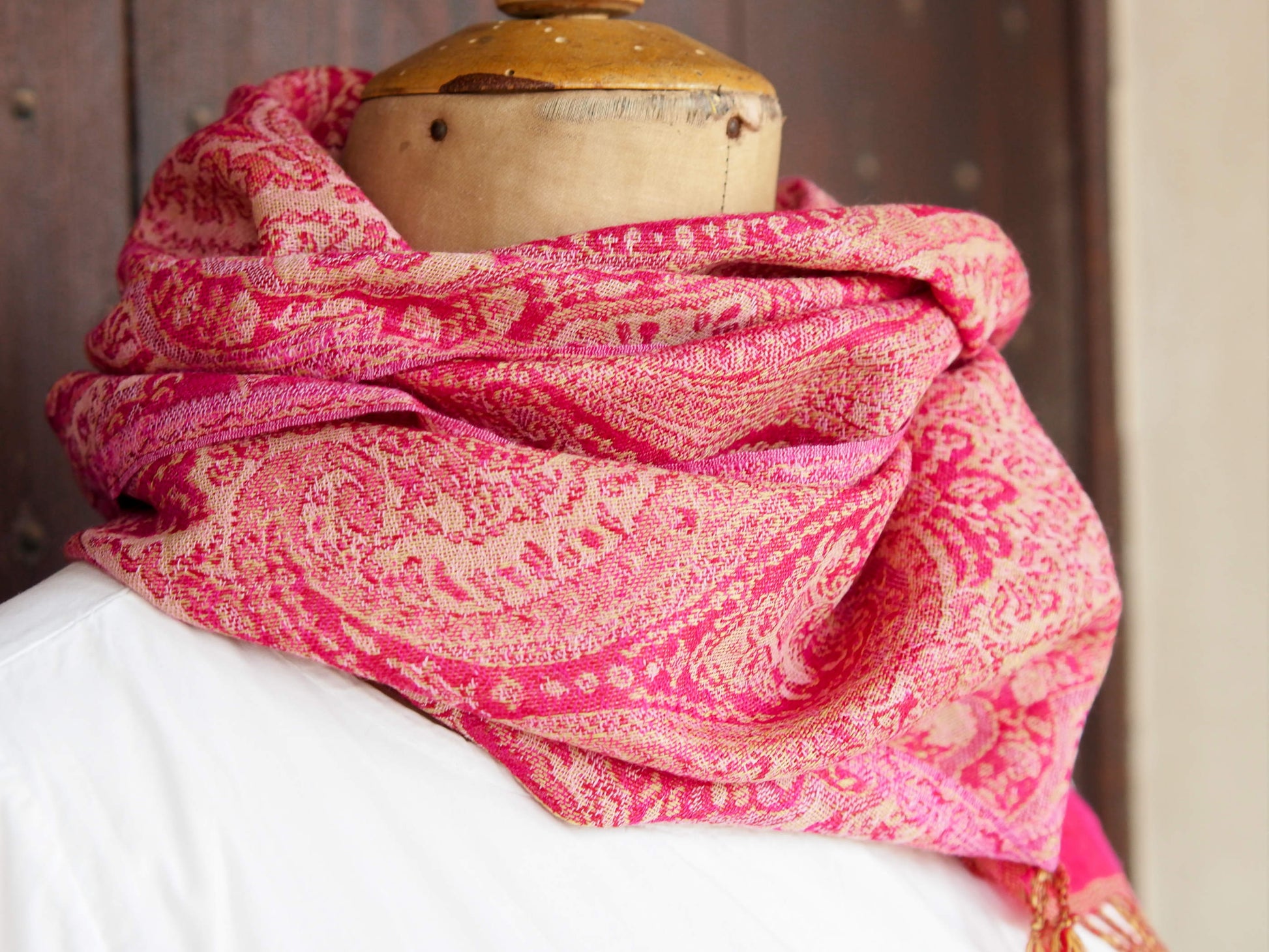 scialle in lana, tipica lavorazione del nord india. Lana lavorata finissima per formare trasparenza ed effetto double faces, il design è a doppia faccia che crea un aspetto di due diversi scialli. Lavare a secco sempre.  dimensioni 33x160cm  per ulteriori info o foto watshapp 3338778241 mail info@etniko.it ig e fb "etnikò by crosato"