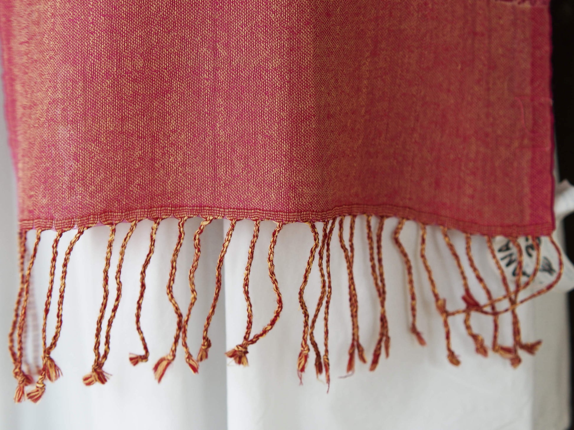 scialle in lana, tipica lavorazione del nord india. Lana lavorata finissima per formare trasparenza ed effetto double faces, il design è a doppia faccia che crea un aspetto di due diversi scialli. Lavare a secco sempre.  dimensioni 33x160cm  per ulteriori info o foto watshapp 3338778241 mail info@etniko.it ig e fb "etnikò by crosato"