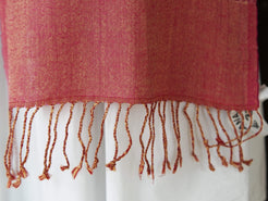 scialle in lana, tipica lavorazione del nord india. Lana lavorata finissima per formare trasparenza ed effetto double faces, il design è a doppia faccia che crea un aspetto di due diversi scialli. Lavare a secco sempre.  dimensioni 33x160cm  per ulteriori info o foto watshapp 3338778241 mail info@etniko.it ig e fb "etnikò by crosato"