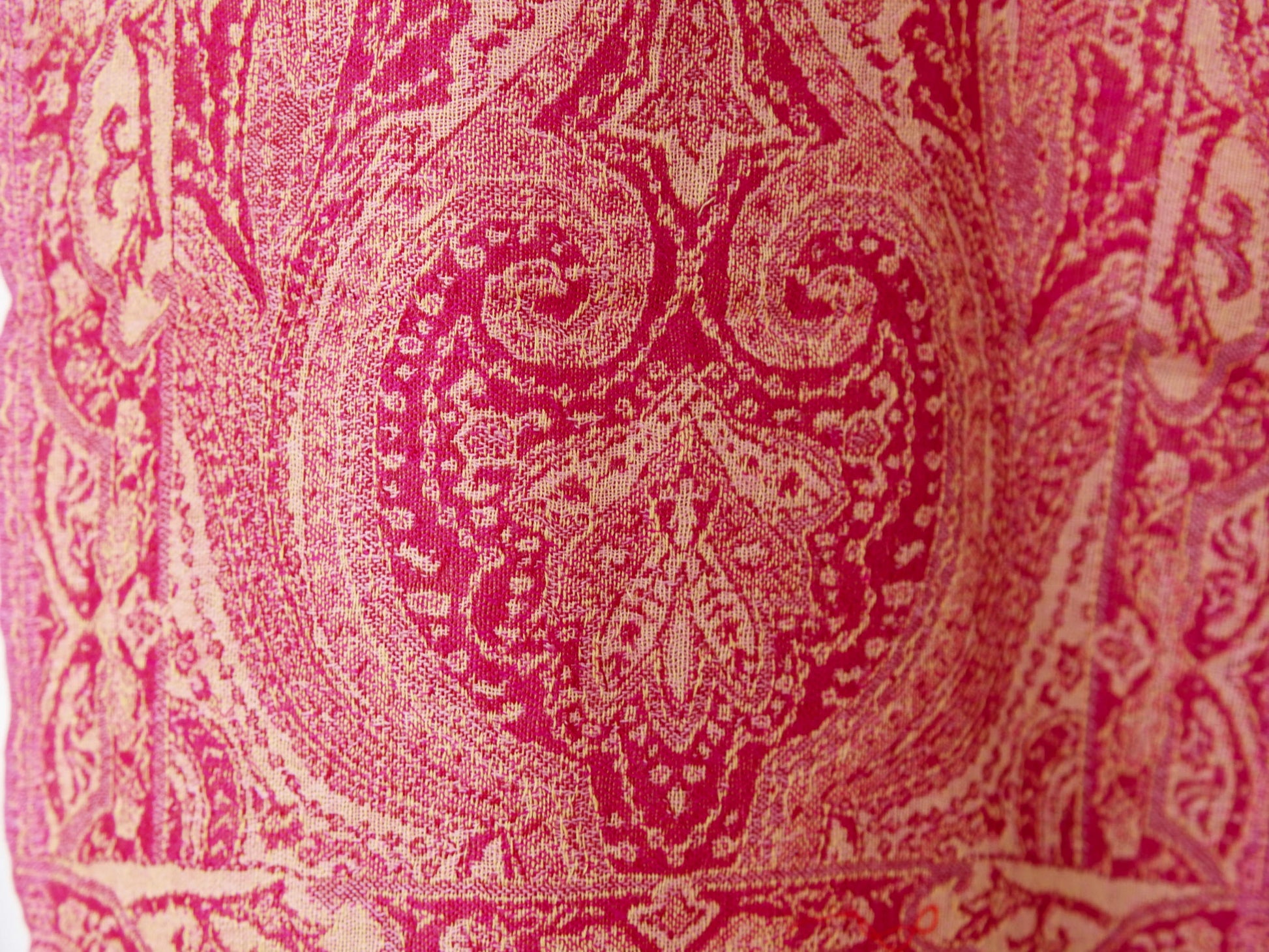 scialle in lana, tipica lavorazione del nord india. Lana lavorata finissima per formare trasparenza ed effetto double faces, il design è a doppia faccia che crea un aspetto di due diversi scialli. Lavare a secco sempre.  dimensioni 33x160cm  per ulteriori info o foto watshapp 3338778241 mail info@etniko.it ig e fb "etnikò by crosato"