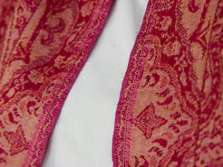 scialle in lana, tipica lavorazione del nord india. Lana lavorata finissima per formare trasparenza ed effetto double faces, il design è a doppia faccia che crea un aspetto di due diversi scialli. Lavare a secco sempre.  dimensioni 33x160cm  per ulteriori info o foto watshapp 3338778241 mail info@etniko.it ig e fb "etnikò by crosato"