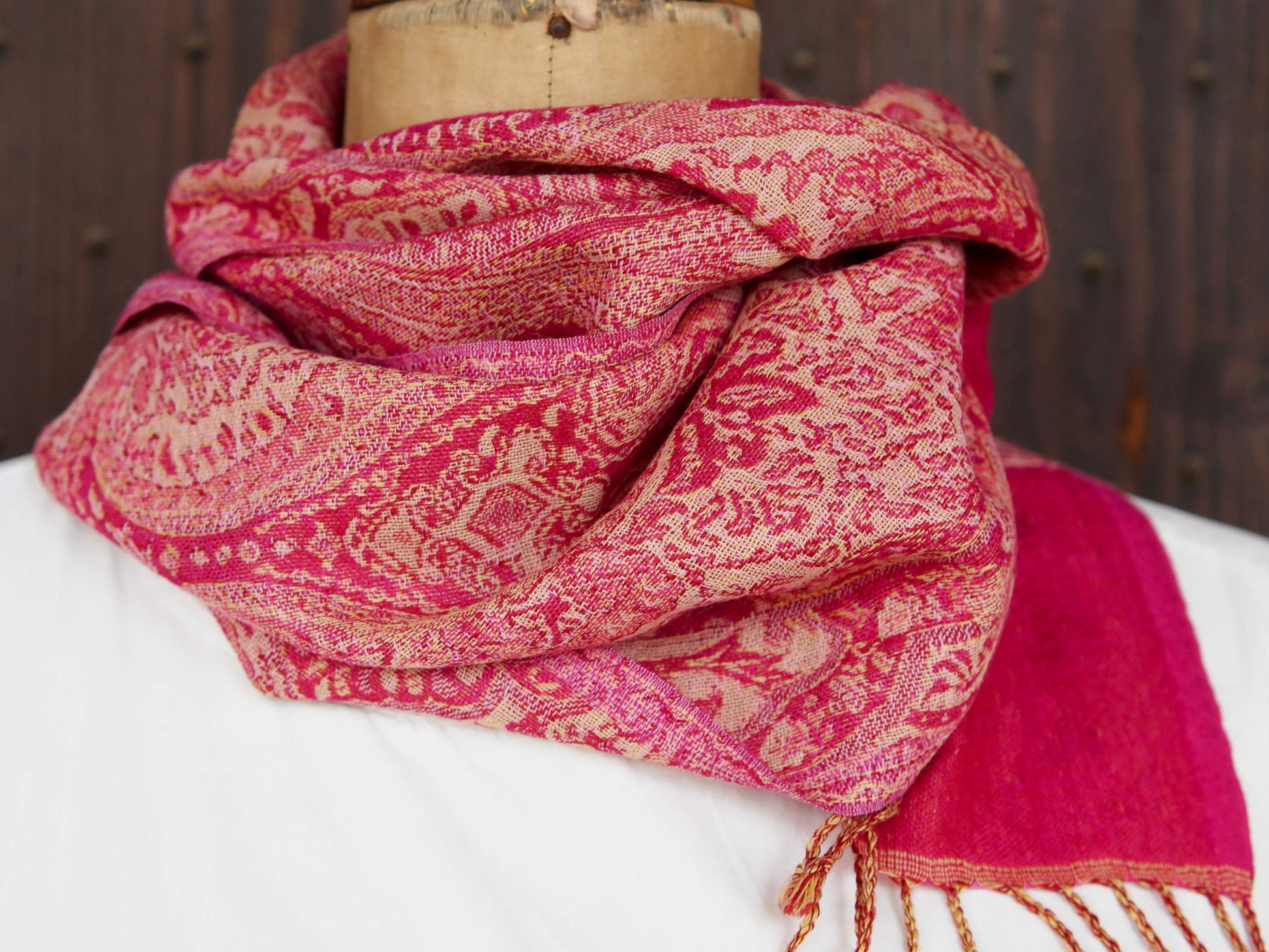scialle in lana, tipica lavorazione del nord india. Lana lavorata finissima per formare trasparenza ed effetto double faces, il design è a doppia faccia che crea un aspetto di due diversi scialli. Lavare a secco sempre.  dimensioni 33x160cm  per ulteriori info o foto watshapp 3338778241 mail info@etniko.it ig e fb "etnikò by crosato"