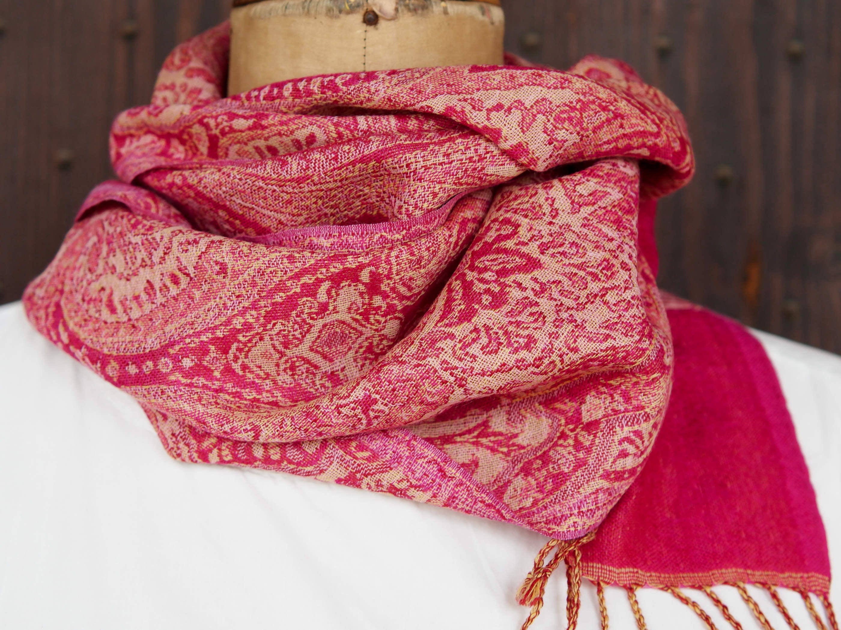 scialle in lana, tipica lavorazione del nord india. Lana lavorata finissima per formare trasparenza ed effetto double faces, il design è a doppia faccia che crea un aspetto di due diversi scialli. Lavare a secco sempre.  dimensioni 33x160cm  per ulteriori info o foto watshapp 3338778241 mail info@etniko.it ig e fb "etnikò by crosato"