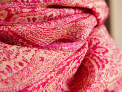 scialle in lana, tipica lavorazione del nord india. Lana lavorata finissima per formare trasparenza ed effetto double faces, il design è a doppia faccia che crea un aspetto di due diversi scialli. Lavare a secco sempre.  dimensioni 33x160cm  per ulteriori info o foto watshapp 3338778241 mail info@etniko.it ig e fb "etnikò by crosato"
