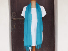 Carica l&#39;immagine nel visualizzatore di Gallery, Scialle in lana color turchese. lavorata artiginalmente. Lavare a secco sempre.  dimensioni 70x210cm