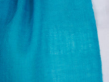 Carica l&#39;immagine nel visualizzatore di Gallery, Scialle in lana color turchese. lavorata artiginalmente. Lavare a secco sempre.  dimensioni 70x210cm