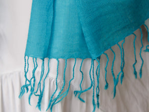 Scialle in lana color turchese. lavorata artiginalmente. Lavare a secco sempre.  dimensioni 70x210cm