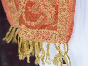 Scialle in lana ricamato, tipica lavorazione del nord india. Lana lavorata finissima per formare trasparenza ed effetto double faces, il design è a doppia faccia che crea un aspetto di due diversi scialli. Lavare a secco sempre.  dimensioni 35x160cm, peso 80 grammi