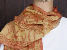 Carica l&#39;immagine nel visualizzatore di Gallery, Scialle in lana ricamato, tipica lavorazione del nord india. Lana lavorata finissima per formare trasparenza ed effetto double faces, il design è a doppia faccia che crea un aspetto di due diversi scialli. Lavare a secco sempre.  dimensioni 35x160cm, peso 80 grammi