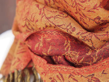 Carica l&#39;immagine nel visualizzatore di Gallery, Scialle in lana ricamato, tipica lavorazione del nord india. Lana lavorata finissima per formare trasparenza ed effetto double faces, il design è a doppia faccia che crea un aspetto di due diversi scialli. Lavare a secco sempre.  dimensioni 35x160cm, peso 80 grammi