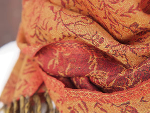 Scialle in lana ricamato, tipica lavorazione del nord india. Lana lavorata finissima per formare trasparenza ed effetto double faces, il design è a doppia faccia che crea un aspetto di due diversi scialli. Lavare a secco sempre.  dimensioni 35x160cm, peso 80 grammi