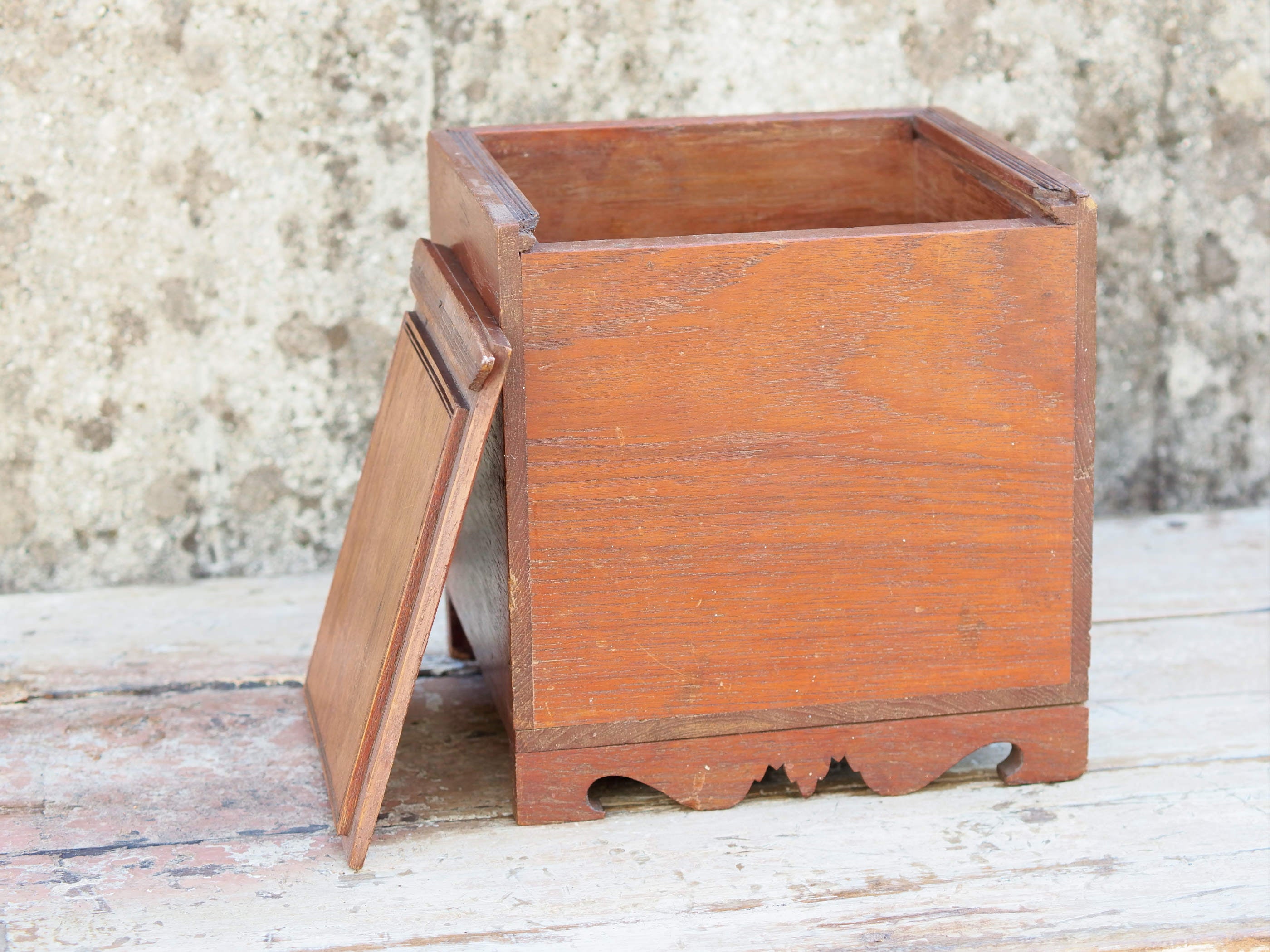 scatola, box indiano in legno di teak con apertura scorrevole. assemblata artigianalmente, databile prima metà 900. tutta originale in ogni parte.  dimensioni 23x23 h24cm   per ulteriori info o foto whatsapp 3338778241 mail info@etniko.it ig/fb : etnikobycrosato
