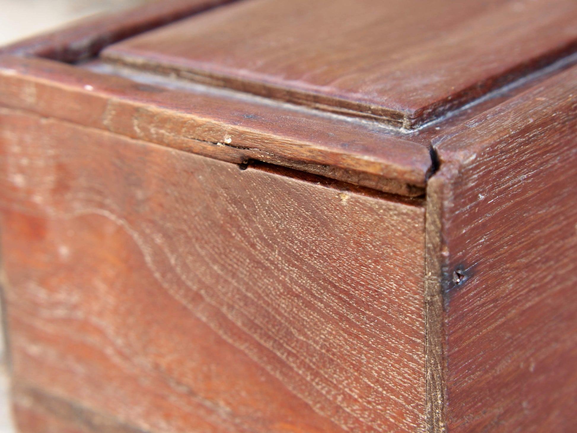 scatola, box indiano in legno di teak con apertura scorrevole. assemblata artigianalmente, databile prima metà 900.  tutta originale in ogni parte.  dimensioni 25x17 h13cm   per ulteriori info o foto  whatsapp 3338778241 mail info@etniko.it ig/fb : etnikobycrosato