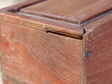 Carica l&#39;immagine nel visualizzatore di Gallery, scatola, box indiano in legno di teak con apertura scorrevole. assemblata artigianalmente, databile prima metà 900.  tutta originale in ogni parte.  dimensioni 25x17 h13cm   per ulteriori info o foto  whatsapp 3338778241 mail info@etniko.it ig/fb : etnikobycrosato