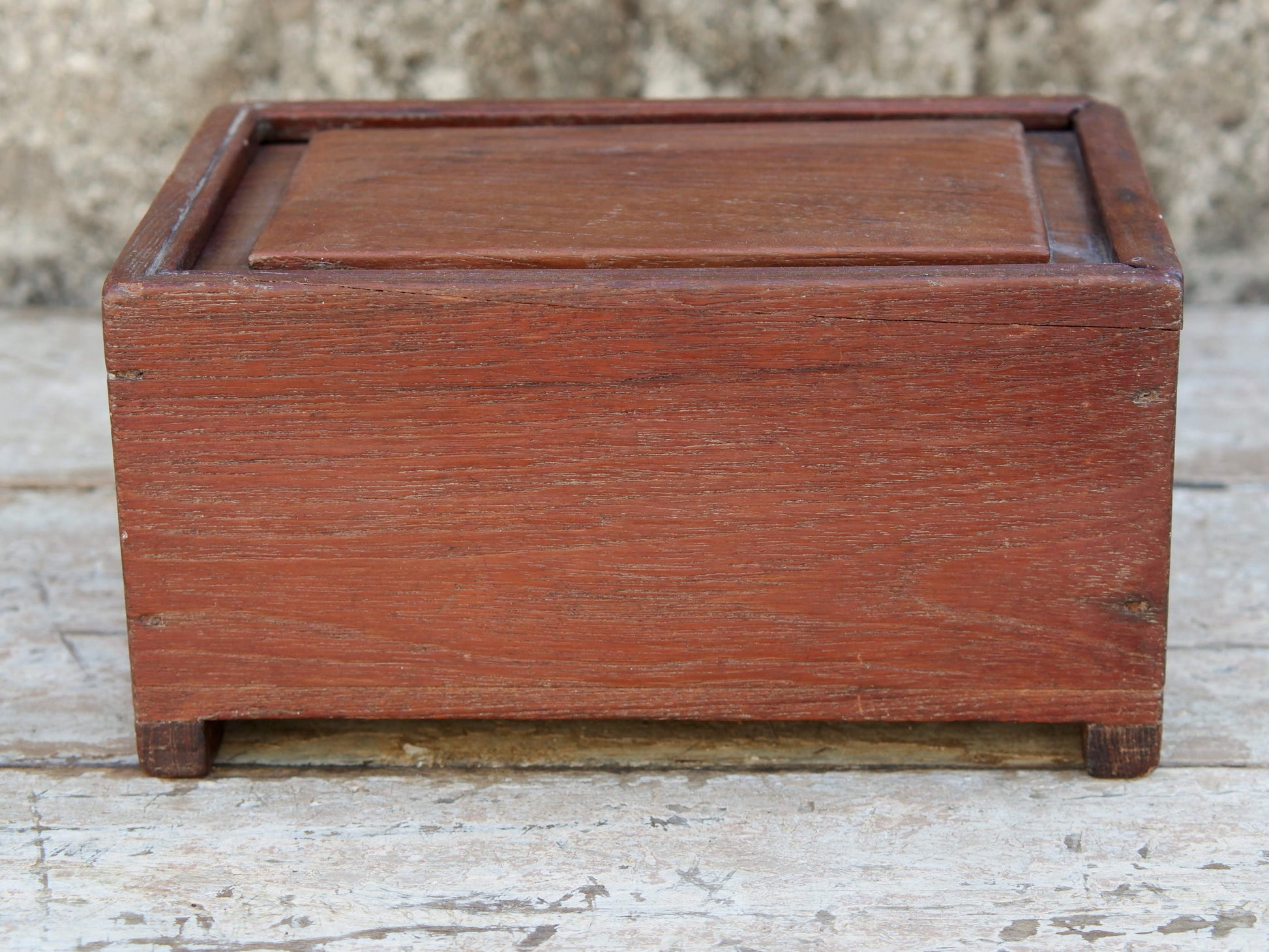 scatola, box indiano in legno di teak con apertura scorrevole. assemblata artigianalmente, databile prima metà 900.  tutta originale in ogni parte.  dimensioni 25x17 h13cm   per ulteriori info o foto  whatsapp 3338778241 mail info@etniko.it ig/fb : etnikobycrosato