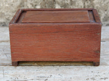 Carica l&#39;immagine nel visualizzatore di Gallery, scatola, box indiano in legno di teak con apertura scorrevole. assemblata artigianalmente, databile prima metà 900.  tutta originale in ogni parte.  dimensioni 25x17 h13cm   per ulteriori info o foto  whatsapp 3338778241 mail info@etniko.it ig/fb : etnikobycrosato