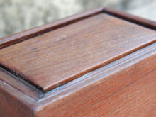 Carica l&#39;immagine nel visualizzatore di Gallery, scatola, box indiano in legno di teak con apertura scorrevole. assemblata artigianalmente, databile prima metà 900.  tutta originale in ogni parte.  dimensioni 25x17 h13cm   per ulteriori info o foto  whatsapp 3338778241 mail info@etniko.it ig/fb : etnikobycrosato