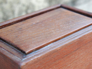 scatola, box indiano in legno di teak con apertura scorrevole. assemblata artigianalmente, databile prima metà 900.  tutta originale in ogni parte.  dimensioni 25x17 h13cm   per ulteriori info o foto  whatsapp 3338778241 mail info@etniko.it ig/fb : etnikobycrosato