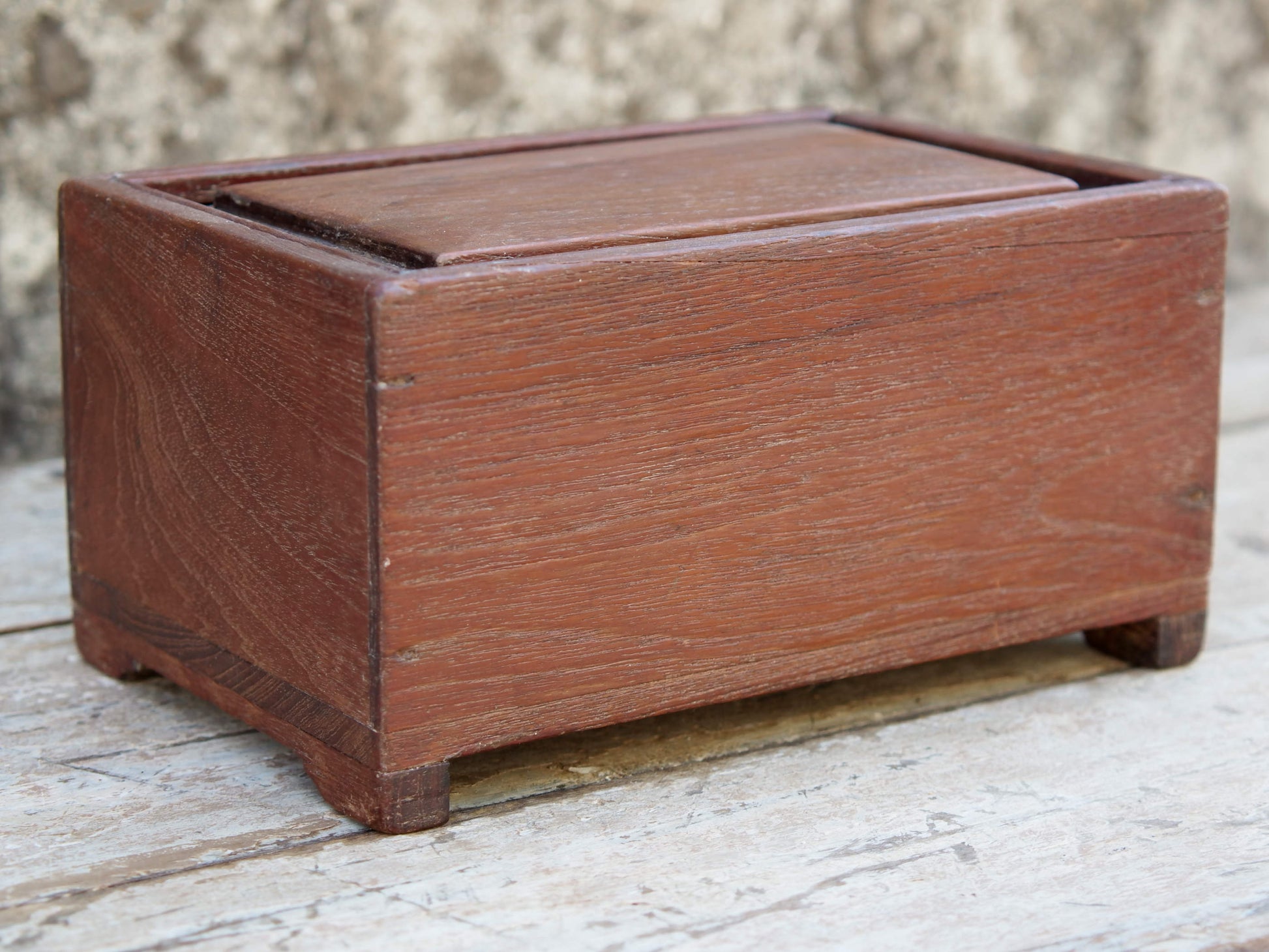 scatola, box indiano in legno di teak con apertura scorrevole. assemblata artigianalmente, databile prima metà 900.  tutta originale in ogni parte.  dimensioni 25x17 h13cm   per ulteriori info o foto  whatsapp 3338778241 mail info@etniko.it ig/fb : etnikobycrosato