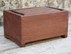 scatola, box indiano in legno di teak con apertura scorrevole. assemblata artigianalmente, databile prima metà 900.  tutta originale in ogni parte.  dimensioni 25x17 h13cm   per ulteriori info o foto  whatsapp 3338778241 mail info@etniko.it ig/fb : etnikobycrosato
