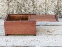 Carica l&#39;immagine nel visualizzatore di Gallery, scatola, box indiano in legno di teak con apertura scorrevole. assemblata artigianalmente, databile prima metà 900.  tutta originale in ogni parte.  dimensioni 25x17 h13cm   per ulteriori info o foto  whatsapp 3338778241 mail info@etniko.it ig/fb : etnikobycrosato