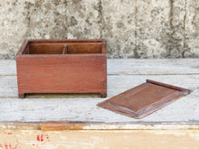 Carica l&#39;immagine nel visualizzatore di Gallery, scatola, box indiano in legno di teak con apertura scorrevole. assemblata artigianalmente, databile prima metà 900.  tutta originale in ogni parte.  dimensioni 25x17 h13cm   per ulteriori info o foto  whatsapp 3338778241 mail info@etniko.it ig/fb : etnikobycrosato