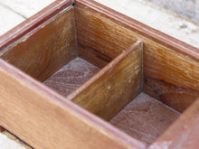 Carica l&#39;immagine nel visualizzatore di Gallery, scatola, box indiano in legno di teak con apertura scorrevole. assemblata artigianalmente, databile prima metà 900.  tutta originale in ogni parte.  dimensioni 25x17 h13cm   per ulteriori info o foto  whatsapp 3338778241 mail info@etniko.it ig/fb : etnikobycrosato