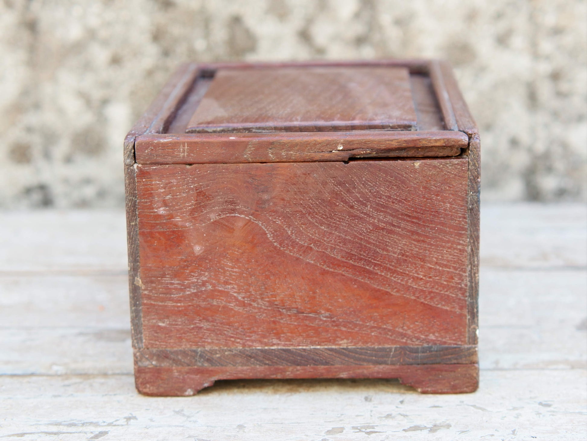 scatola, box indiano in legno di teak con apertura scorrevole. assemblata artigianalmente, databile prima metà 900.  tutta originale in ogni parte.  dimensioni 25x17 h13cm   per ulteriori info o foto  whatsapp 3338778241 mail info@etniko.it ig/fb : etnikobycrosato