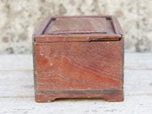 Carica l&#39;immagine nel visualizzatore di Gallery, scatola, box indiano in legno di teak con apertura scorrevole. assemblata artigianalmente, databile prima metà 900.  tutta originale in ogni parte.  dimensioni 25x17 h13cm   per ulteriori info o foto  whatsapp 3338778241 mail info@etniko.it ig/fb : etnikobycrosato