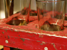 Carica l&#39;immagine nel visualizzatore di Gallery, Particolare cestino in metallo vintage con 4 bicchieri in vetro. Dimensioni Cestino 21x21xh22 (finita al manico), bicchieri diametro 7xh12cm. Pezzo unico.  prezzo originale 85, scontato euto 70