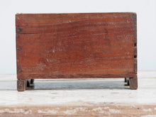Carica l&#39;immagine nel visualizzatore di Gallery, Scatola, box indiano in legno di teak con apertura scorrevole e scomparti interni. Assemblata artigianalmente, databile prima metà 900, originale in ogni parte.  dimensioni 26x17 h 17 cm  per ulteriori info e foto watshapp 0039 3338778241 mail info@etniko.it etsy/instagram / facebook etnikobycrosato