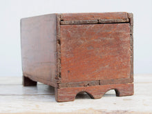 Carica l&#39;immagine nel visualizzatore di Gallery, Scatola, box indiano in legno di teak con apertura scorrevole e scomparti interni. Assemblata artigianalmente, databile prima metà 900, originale in ogni parte.  dimensioni 26x17 h 17 cm  per ulteriori info e foto watshapp 0039 3338778241 mail info@etniko.it etsy/instagram / facebook etnikobycrosato