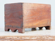 Carica l&#39;immagine nel visualizzatore di Gallery, Scatola, box indiano in legno di teak con apertura scorrevole e scomparti interni. Assemblata artigianalmente, databile prima metà 900, originale in ogni parte.  dimensioni 26x17 h 17 cm  per ulteriori info e foto watshapp 0039 3338778241 mail info@etniko.it etsy/instagram / facebook etnikobycrosato