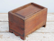 Carica l&#39;immagine nel visualizzatore di Gallery, Scatola, box indiano in legno di teak con apertura scorrevole e scomparti interni. Assemblata artigianalmente, databile prima metà 900, originale in ogni parte.  dimensioni 26x17 h 17 cm  per ulteriori info e foto watshapp 0039 3338778241 mail info@etniko.it etsy/instagram / facebook etnikobycrosato
