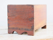 Carica l&#39;immagine nel visualizzatore di Gallery, Scatola, box indiano in legno di teak con apertura scorrevole e scomparti interni. Assemblata artigianalmente, databile prima metà 900, originale in ogni parte.  dimensioni 26x17 h 17 cm  per ulteriori info e foto watshapp 0039 3338778241 mail info@etniko.it etsy/instagram / facebook etnikobycrosato
