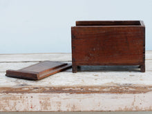 Carica l&#39;immagine nel visualizzatore di Gallery, Scatola, box indiano in legno di teak con apertura scorrevole e scomparti interni. Assemblata artigianalmente, databile prima metà 900, originale in ogni parte.  dimensioni 26x17 h 17 cm  per ulteriori info e foto watshapp 0039 3338778241 mail info@etniko.it etsy/instagram / facebook etnikobycrosato