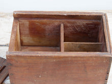 Carica l&#39;immagine nel visualizzatore di Gallery, Scatola, box indiano in legno di teak con apertura scorrevole e scomparti interni. Assemblata artigianalmente, databile prima metà 900, originale in ogni parte.  dimensioni 26x17 h 17 cm  per ulteriori info e foto watshapp 0039 3338778241 mail info@etniko.it etsy/instagram / facebook etnikobycrosato