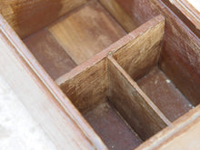 Carica l&#39;immagine nel visualizzatore di Gallery, Scatola, box indiano in legno di teak con apertura scorrevole e scomparti interni. Assemblata artigianalmente, databile prima metà 900, originale in ogni parte.  dimensioni 26x17 h 17 cm  per ulteriori info e foto watshapp 0039 3338778241 mail info@etniko.it etsy/instagram / facebook etnikobycrosato
